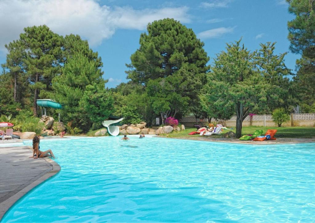 Bazén v ubytování Camping Mulinacciu nebo v jeho okolí