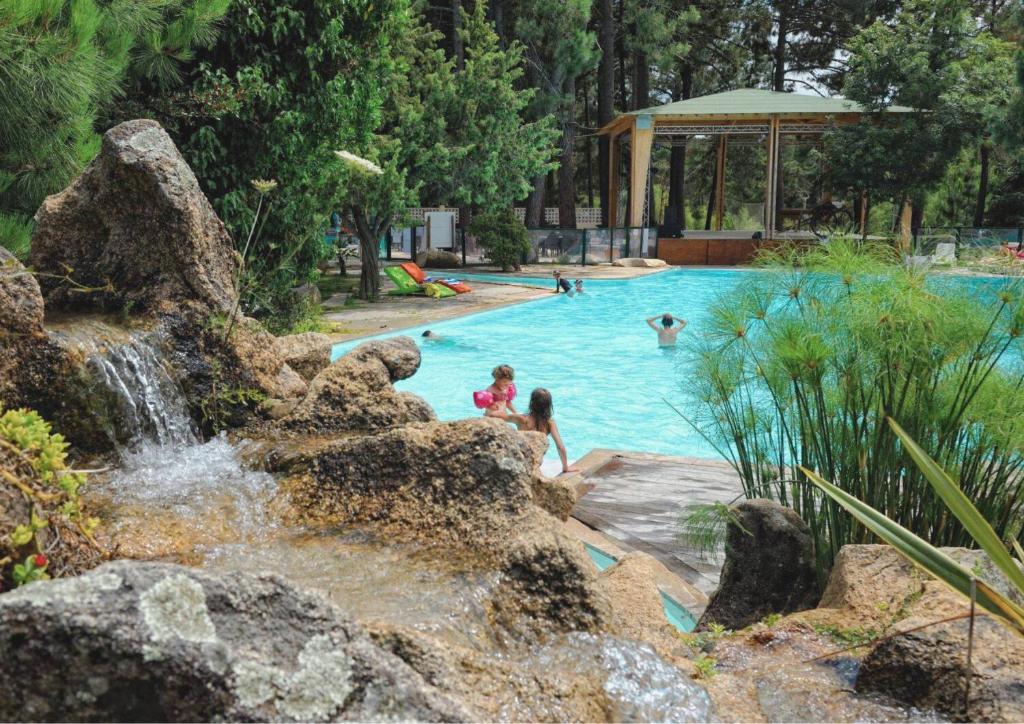 Bazén v ubytování Camping Mulinacciu nebo v jeho okolí