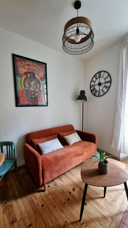 un salon avec un canapé et une table dans l'établissement Le Honset quartier du Château, à Pau