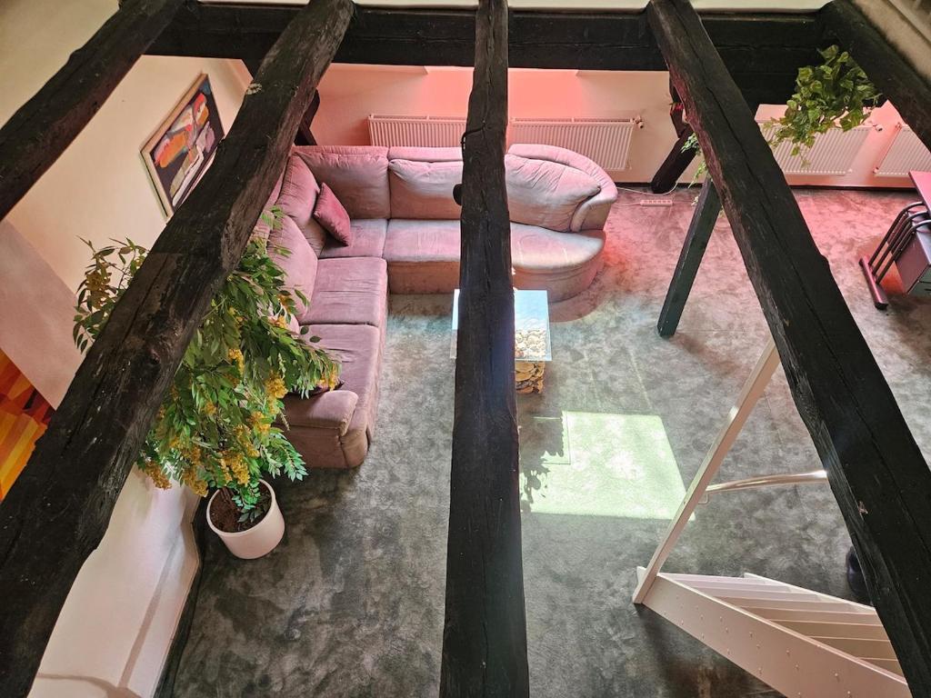 eine Draufsicht auf ein Wohnzimmer mit einer Couch in der Unterkunft Bremens Herz Weser und Stadion in Bremen