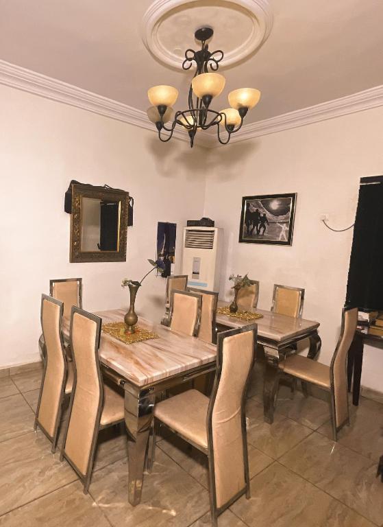 TV a/nebo společenská místnost v ubytování Okeyl Suites