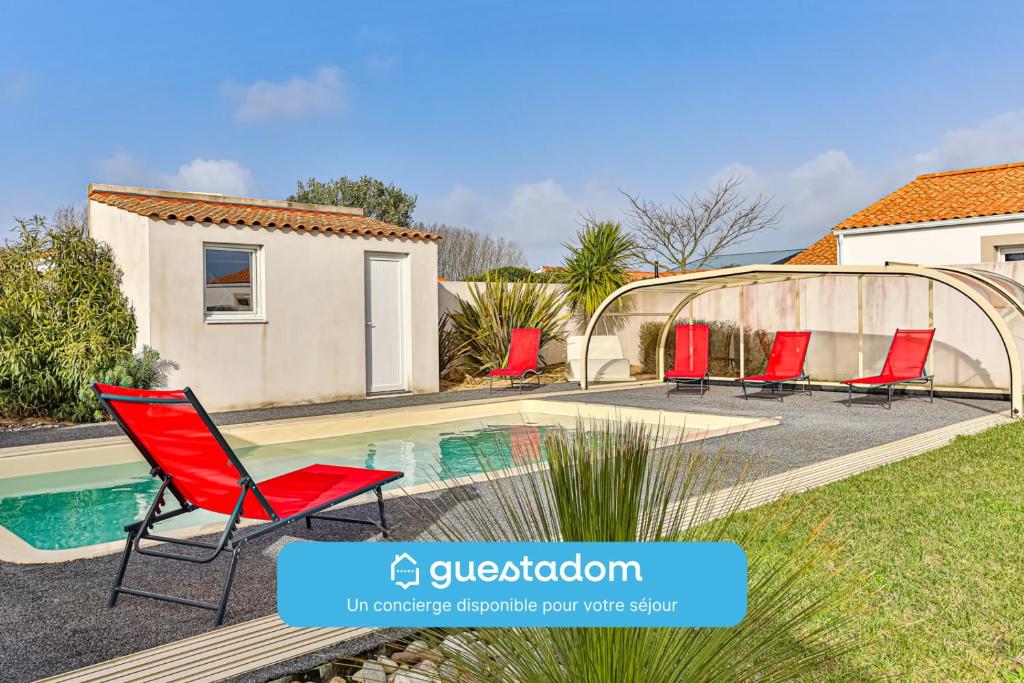 a group of red chairs next to a swimming pool at Le Dôme - Piscine - Parking - Jardin in Commequiers