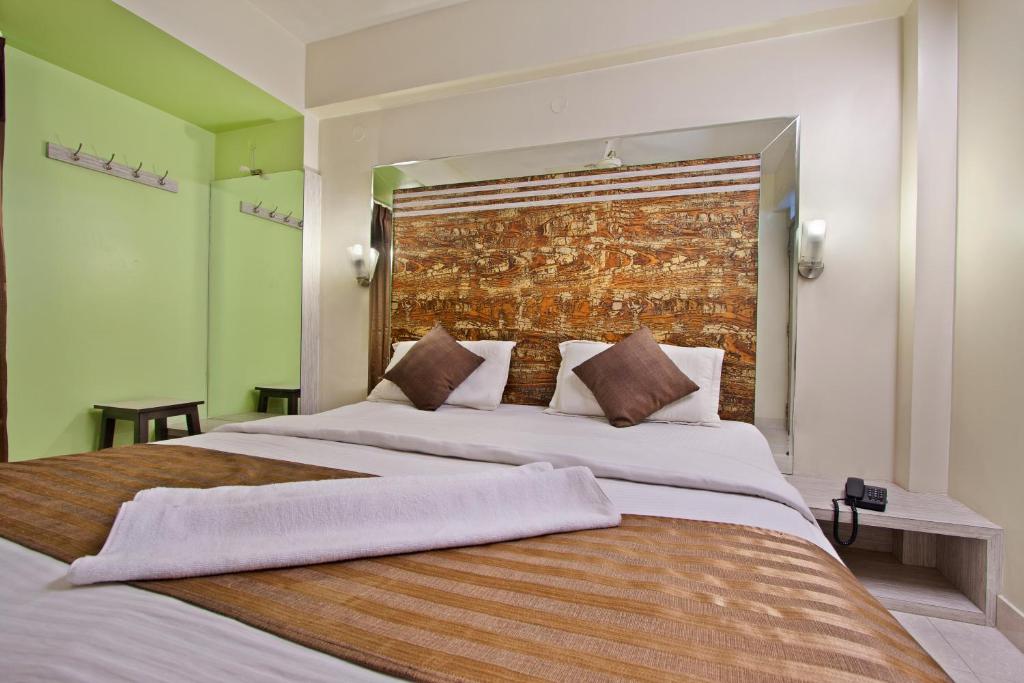 Postel nebo postele na pokoji v ubytování Mannars Residency