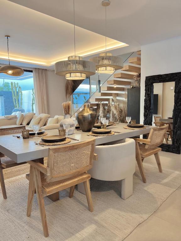 a dining room with a table and chairs at Casa Troia in Alhaurín de la Torre