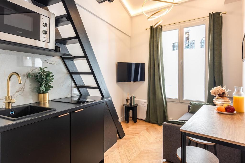 Ce petit appartement comprend une cuisine et une mezzanine. dans l'établissement Studio élégant esprit Loft avec AC, à Paris