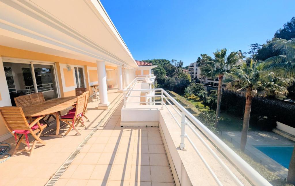 un balcon d'une maison avec une table et des chaises dans l'établissement Ref HORTENSE by Palmes d Or Properties, au Golfe-Juan