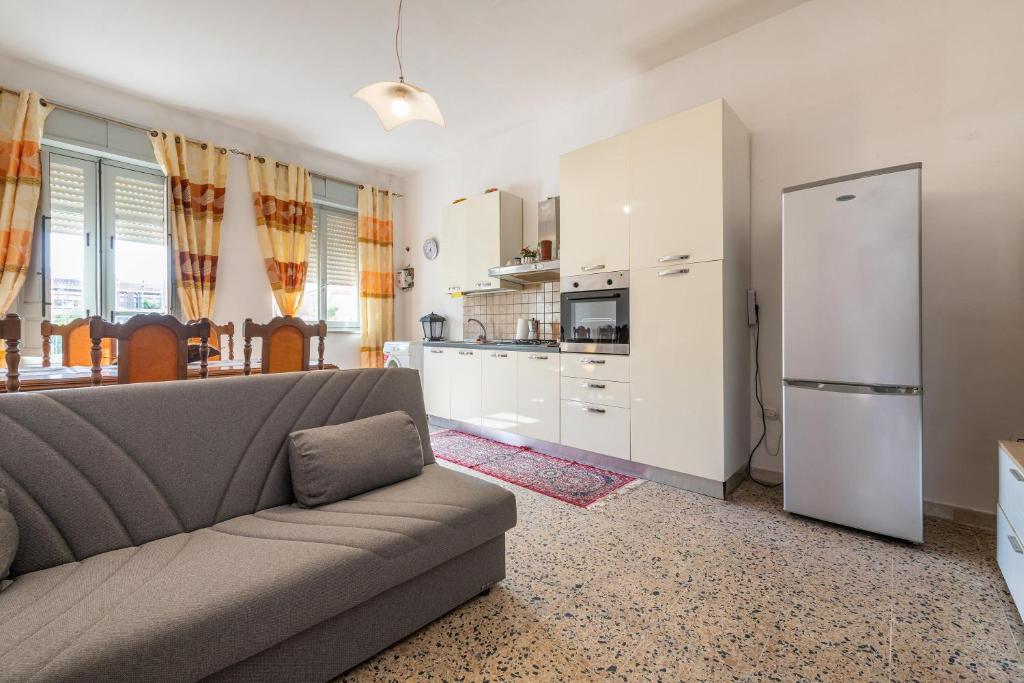 a living room with a couch and a kitchen at Villetta Luisa in Villa San Pietro