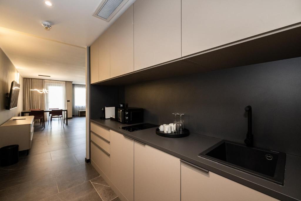 Kuchyň nebo kuchyňský kout v ubytování Isabella Suites