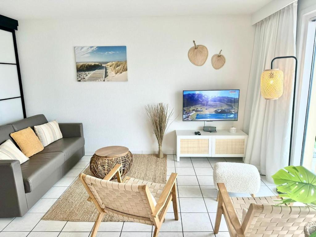 ein Wohnzimmer mit Sofa und Fernseher in der Unterkunft Zeeparel in Nieuwpoort