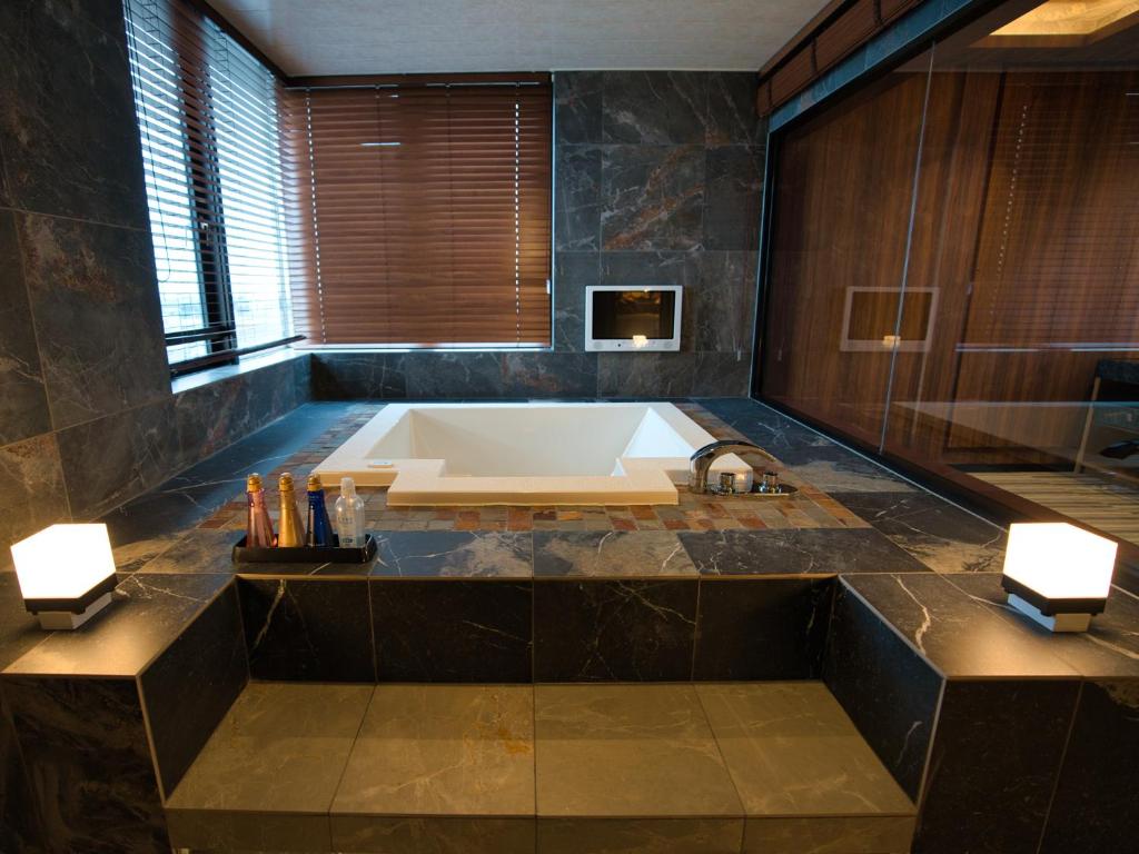 Koupelna v ubytování HOTEL The KAISER-全室人工ラドン温泉ホテル-