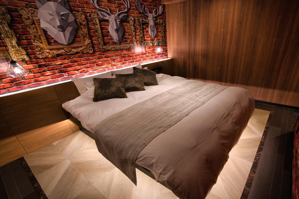 Postel nebo postele na pokoji v ubytování HOTEL The KAISER-全室人工ラドン温泉ホテル-