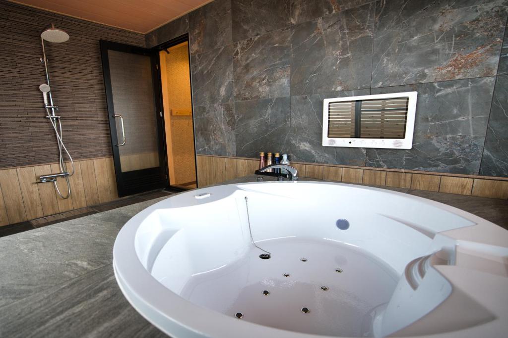 Koupelna v ubytování HOTEL The KAISER-全室人工ラドン温泉ホテル-