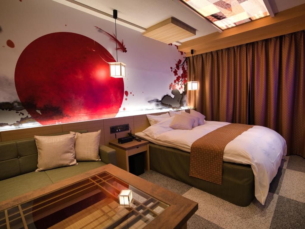 Postel nebo postele na pokoji v ubytování HOTEL The KAISER-全室人工ラドン温泉ホテル-