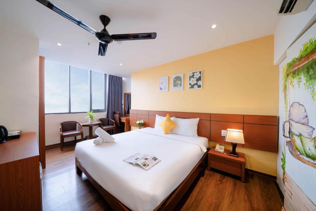 Postel nebo postele na pokoji v ubytování Quoc Cuong Center Da Nang Hotel by Haviland