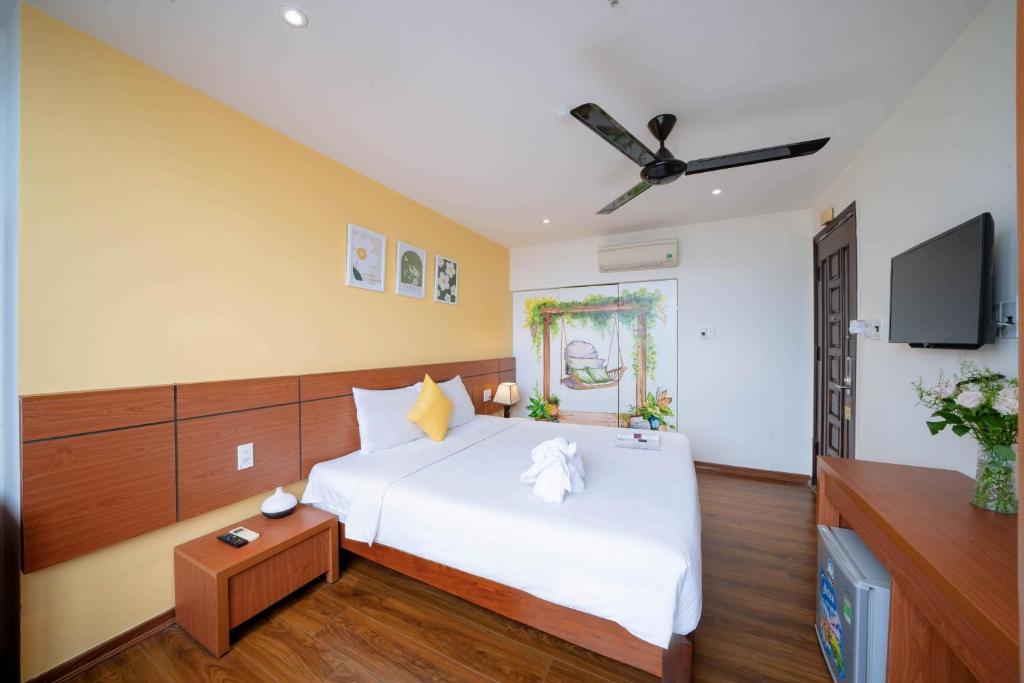 Postel nebo postele na pokoji v ubytování Quoc Cuong Center Da Nang Hotel by Haviland