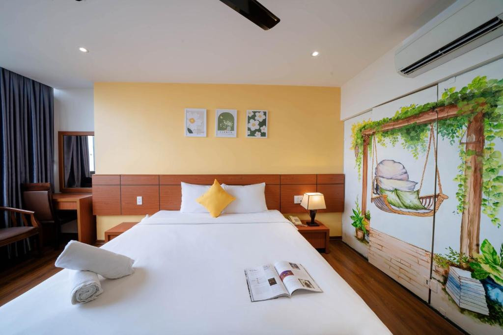 Postel nebo postele na pokoji v ubytování Quoc Cuong Center Da Nang Hotel by Haviland