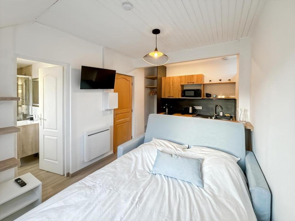 une petite chambre avec un lit et une cuisine dans l'établissement Studio Douceur Marine, à Criel-sur-Mer