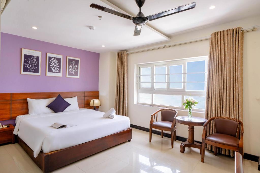 Postel nebo postele na pokoji v ubytování Quoc Cuong Center Da Nang Hotel by Haviland