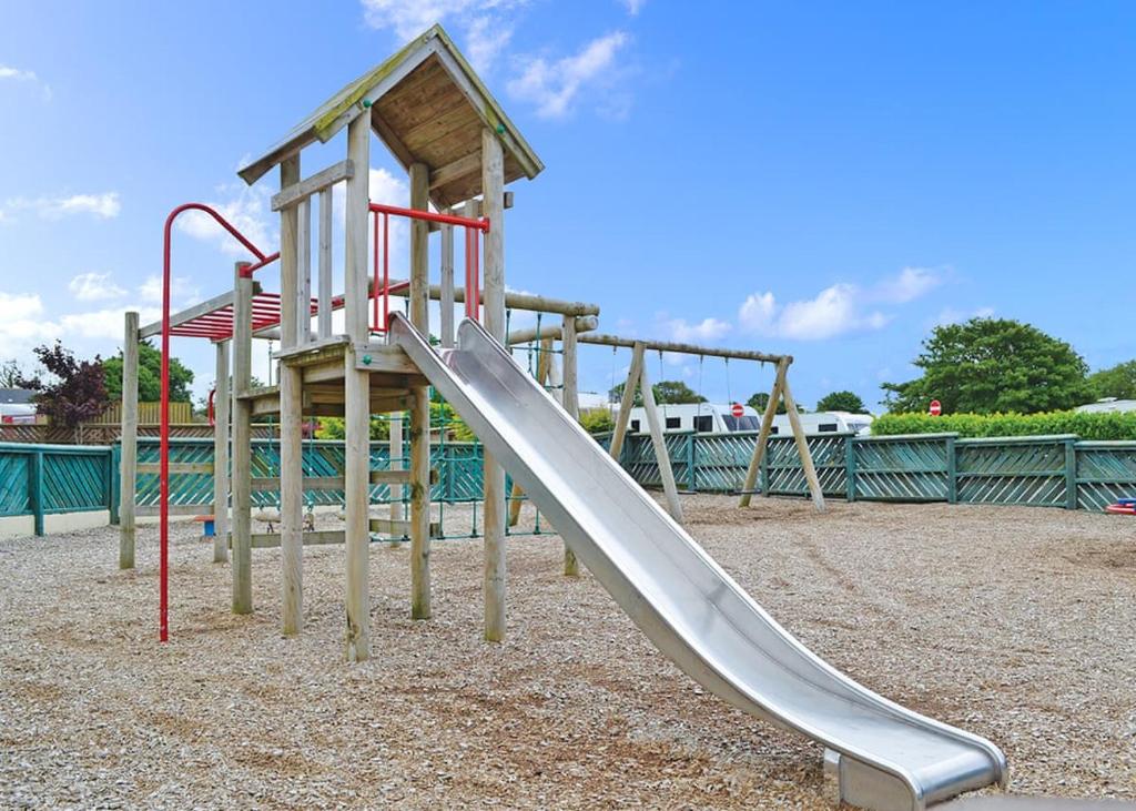 Herní místnost nebo prostor pro děti v ubytování Pencnwc Holiday Park