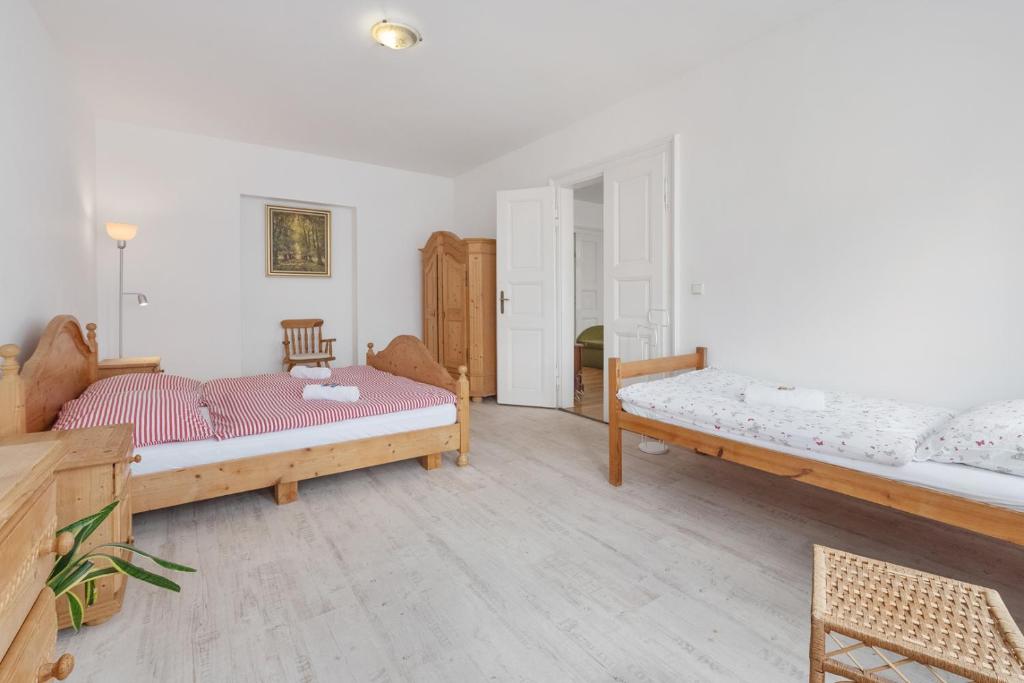 Letto o letti in una camera di VILA GALA ubytování apartmány v secesní vile soukromé PARKOVÁNÍ u domu ZDARMA