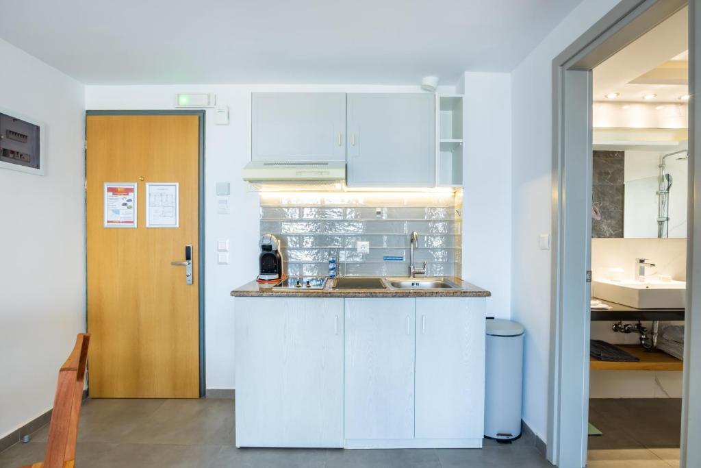 Kuchyň nebo kuchyňský kout v ubytování ALOS SUITES ex-Possirama Bay aparts