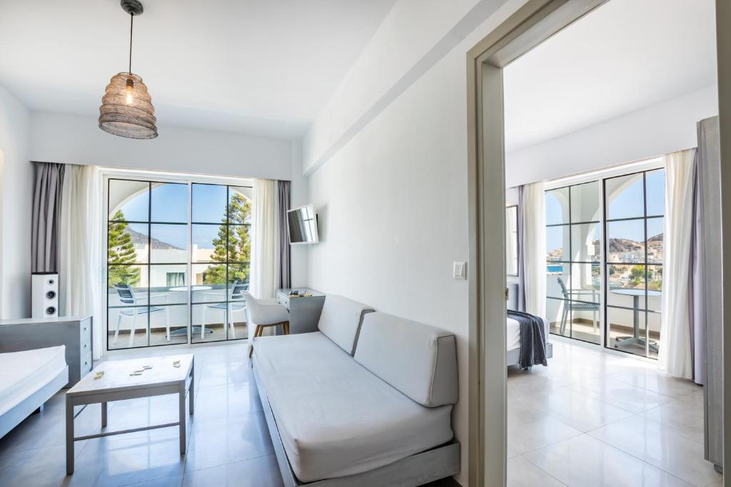 Posezení v ubytování ALOS SUITES ex-Possirama Bay aparts