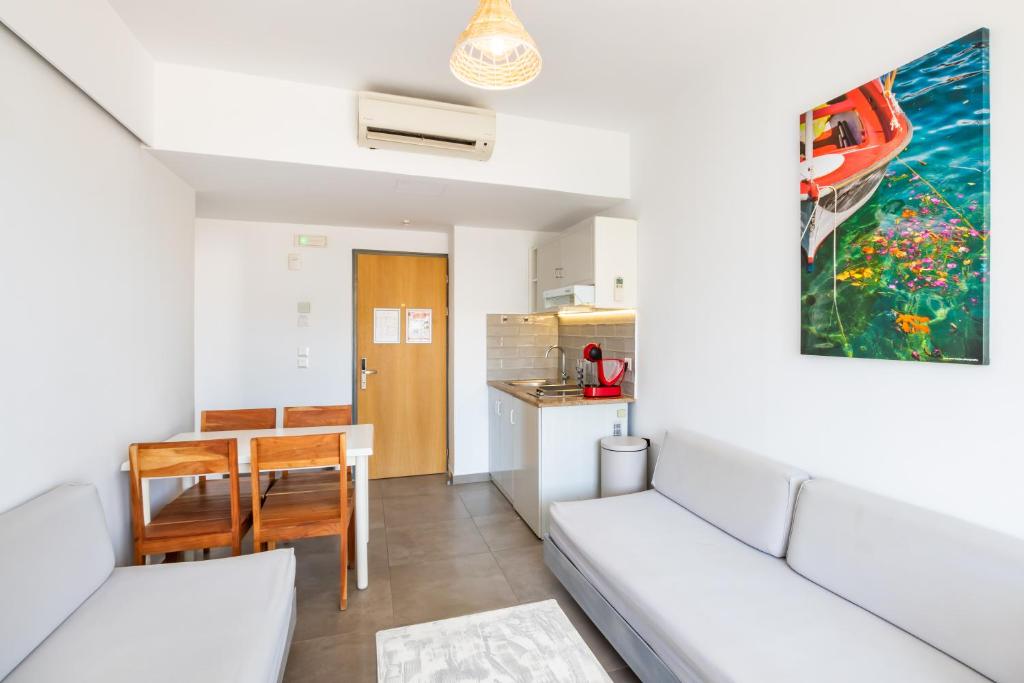 Kuchyň nebo kuchyňský kout v ubytování ALOS SUITES ex-Possirama Bay aparts