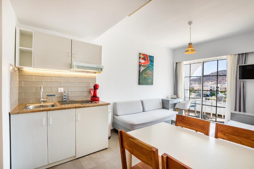 Kuchyň nebo kuchyňský kout v ubytování ALOS SUITES ex-Possirama Bay aparts