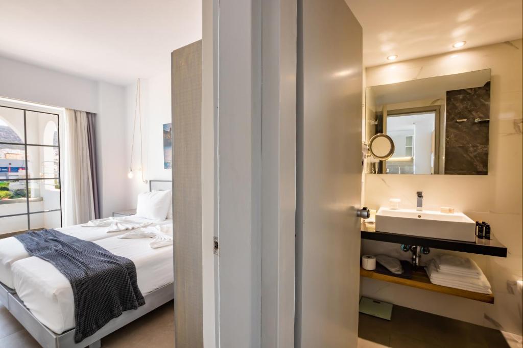 Postel nebo postele na pokoji v ubytování ALOS SUITES ex-Possirama Bay aparts