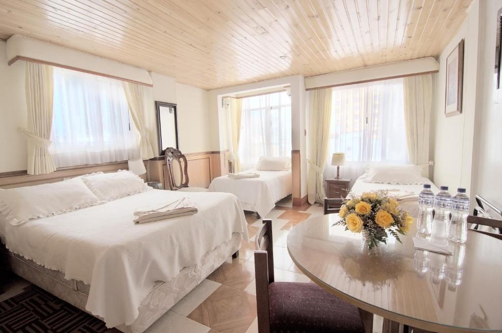 Postel nebo postele na pokoji v ubytování Hotel Inter Bogotá