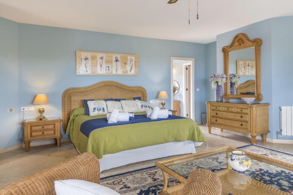 Postel nebo postele na pokoji v ubytování La Manga Club Resort - Individual Villa 439