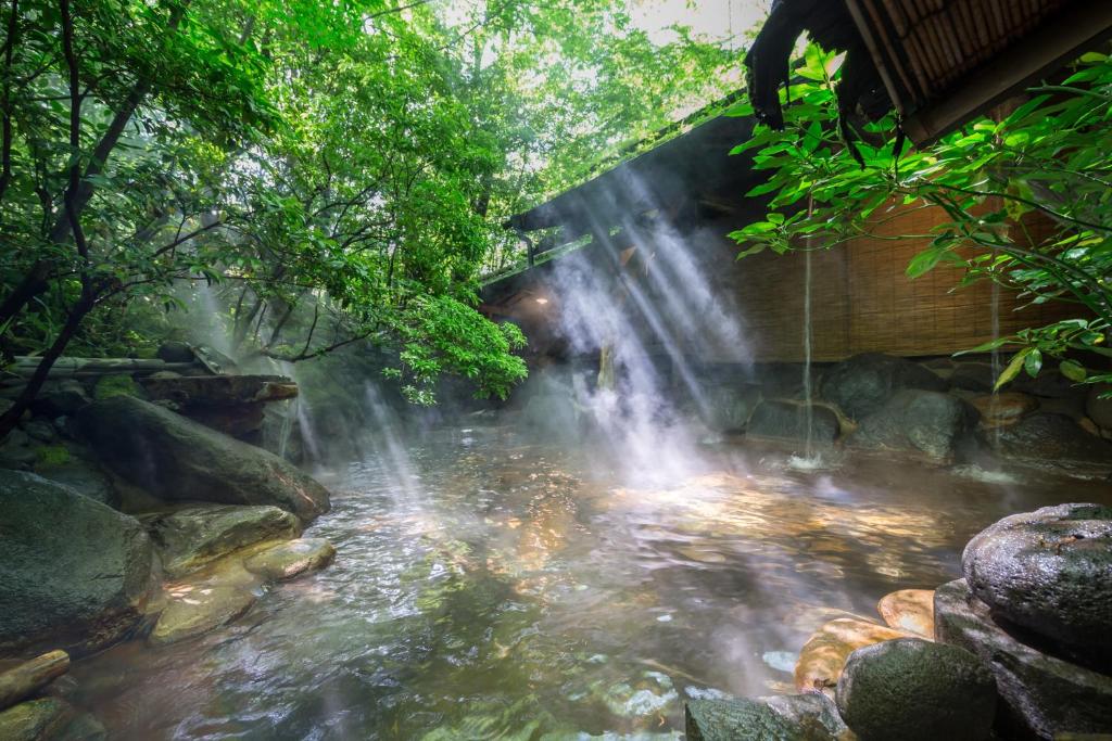 南小國的住宿－黑川溫泉禦宿酒店，溪流中间的瀑布