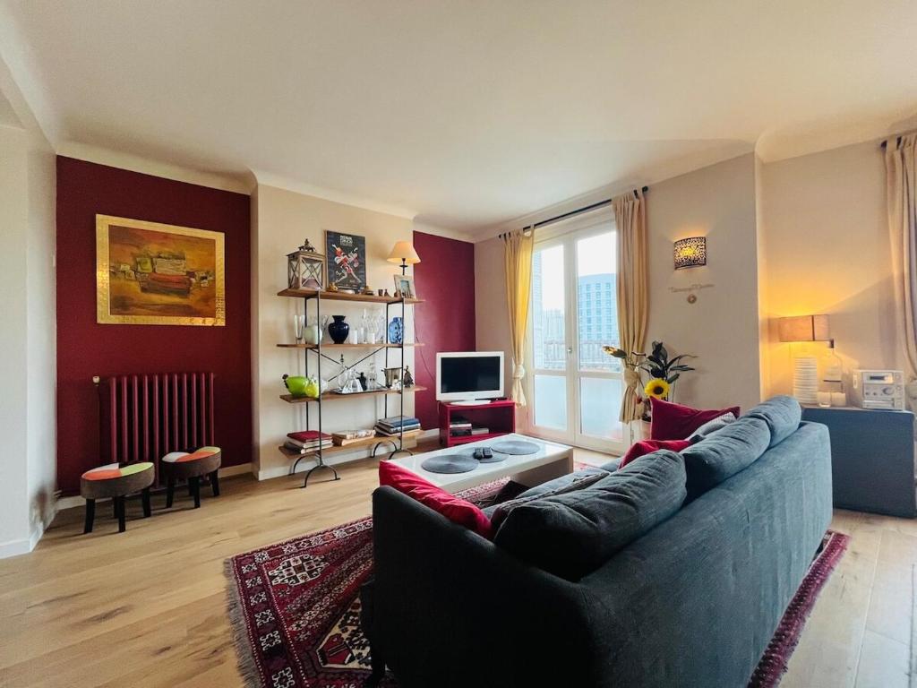 un salon avec un canapé et une télévision dans l'établissement Casa Fulton, à Angers