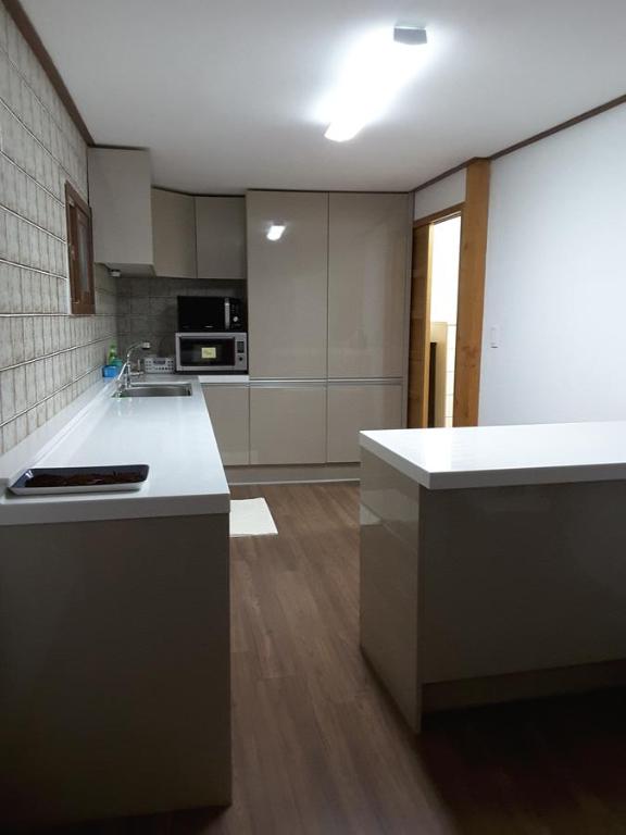 Küche&#47;Küchenzeile in der Unterkunft Yettle Hanok Stay