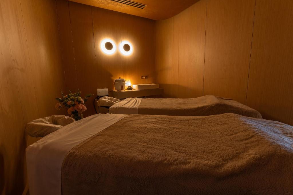 Postel nebo postele na pokoji v ubytování Seanergy Boutique & Spa Hotel