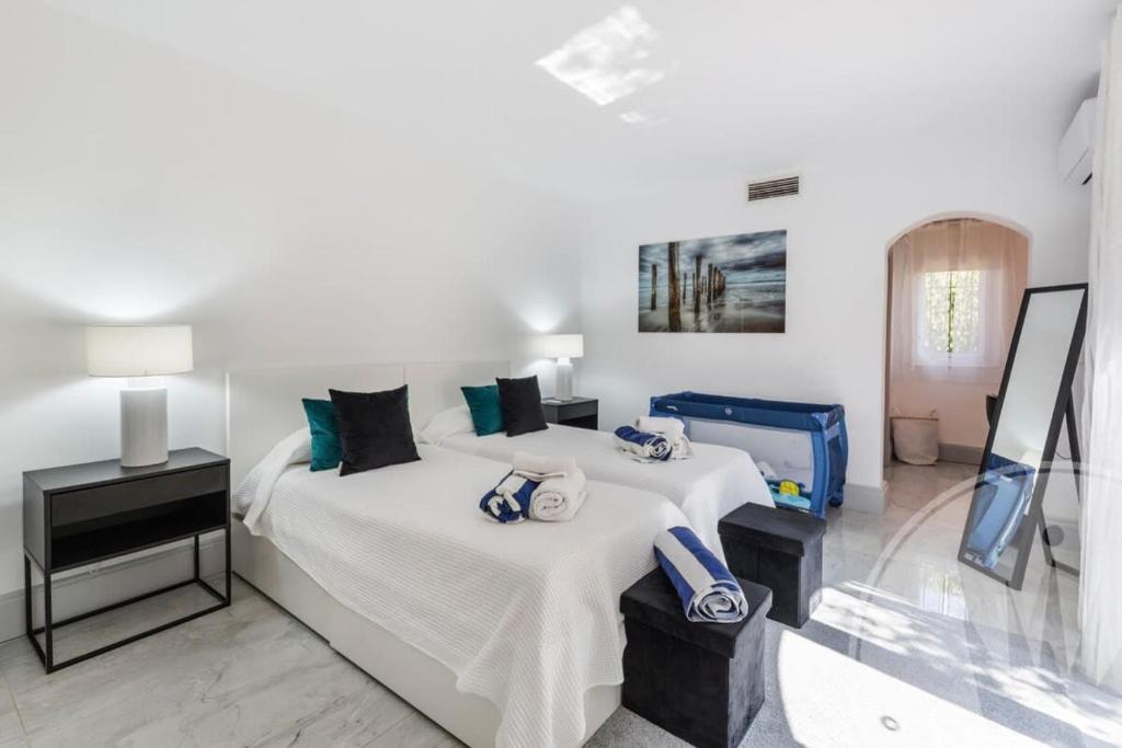 Postel nebo postele na pokoji v ubytování La Manga Club Resort - Individual Villa 592