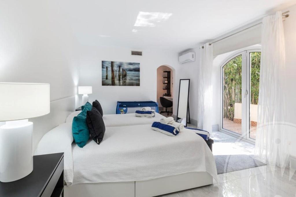 Postel nebo postele na pokoji v ubytování La Manga Club Resort - Individual Villa 592