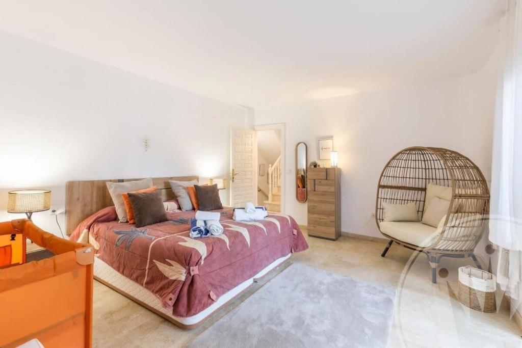 Postel nebo postele na pokoji v ubytování La Manga Club Resort - Individual Villa 592