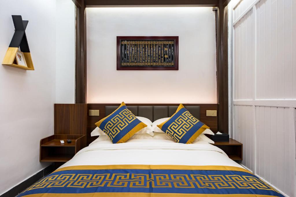 Un pat sau paturi într-o cameră la Huangshan Chuyuyuan Manju Homestay
