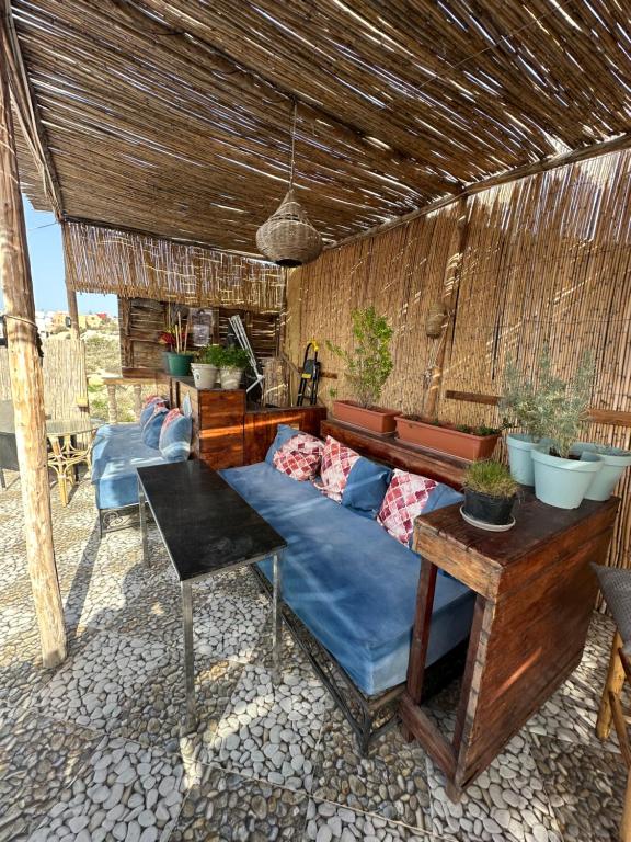 un soggiorno con un divano e un tavolo di DAR SANAE SURF ad Aourir
