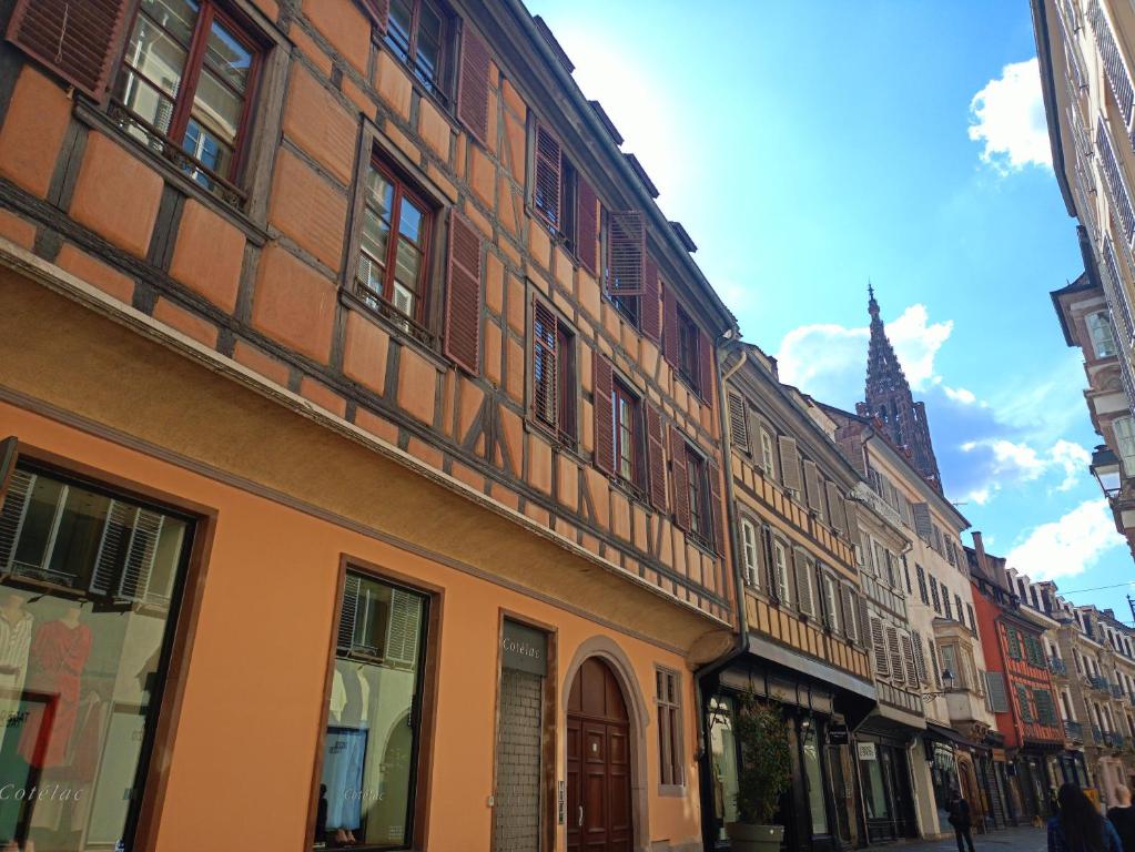 une rangée de bâtiments dans une rue avec une tour dans l'établissement Appartement 2 pieces Hypercentre Strasbourg, à Strasbourg