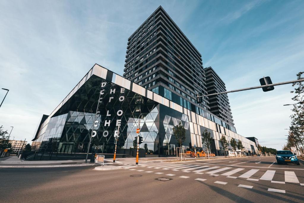卢森堡Gasperich Apt with Pool Gym & View的街道拐角处的一座大型玻璃建筑