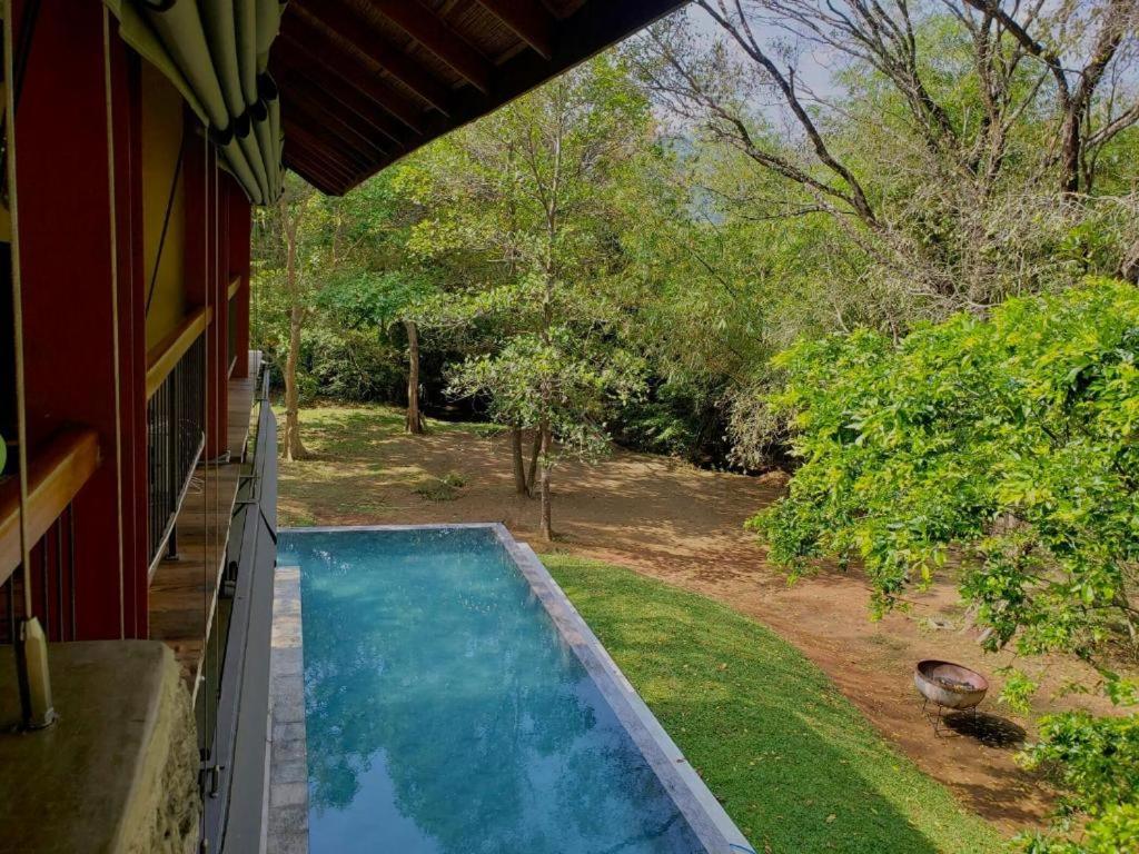 Bazén v ubytování The River House Dambulla by The Serendipity Collection nebo v jeho okolí
