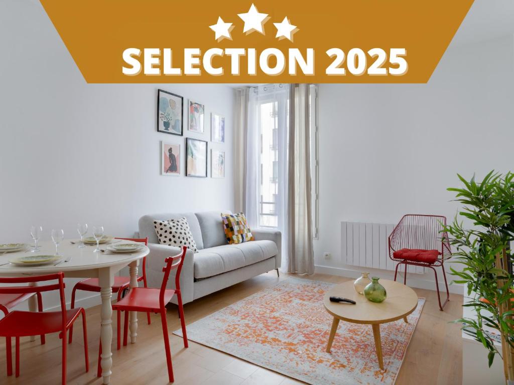 un salon avec un canapé et une table dans l'établissement La Pause Citadine, à Saint-Denis