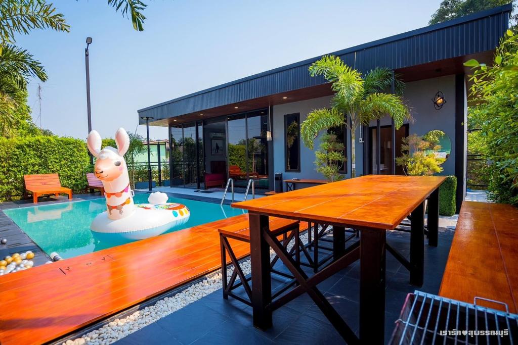 Φωτογραφία από το άλμπουμ του Khongdonat Premium Pool Villa σε U Thong