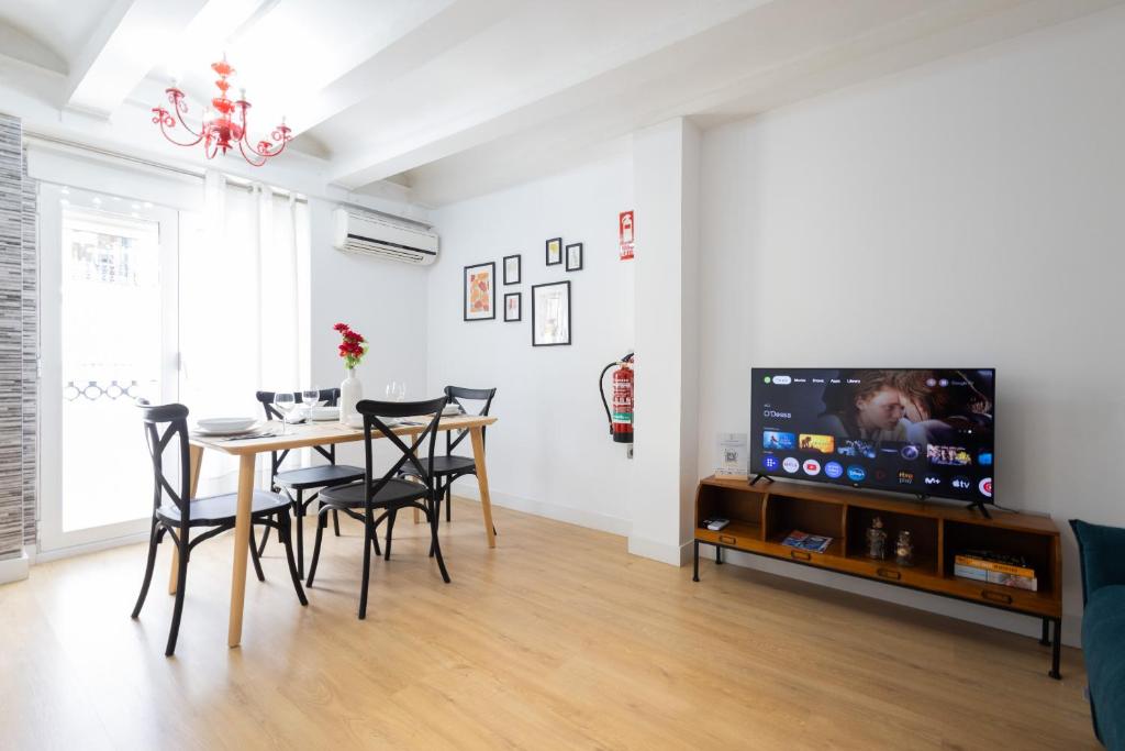 TV a/nebo společenská místnost v ubytování FLORIT FLATS - The Ruzafa Apartment