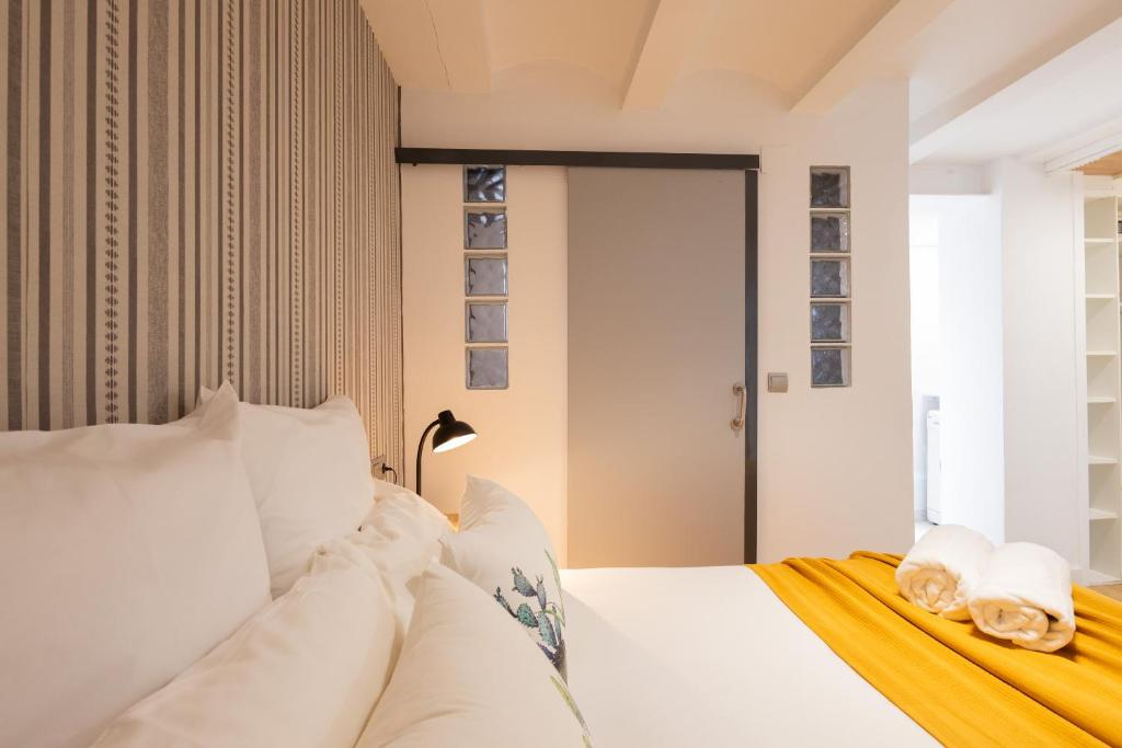Postel nebo postele na pokoji v ubytování FLORIT FLATS - The Ruzafa Apartment