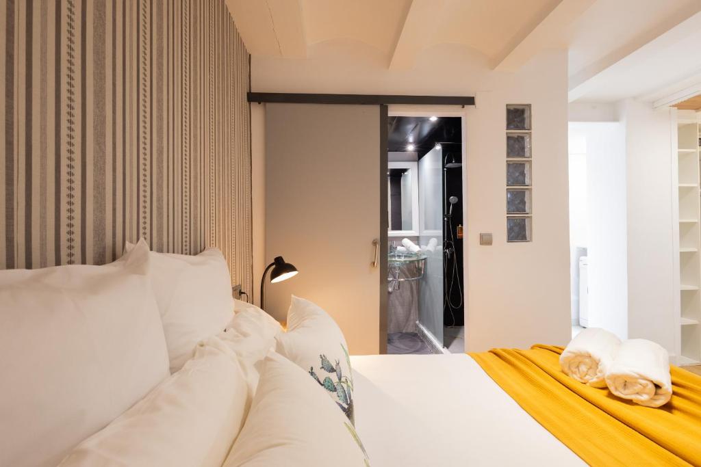 Postel nebo postele na pokoji v ubytování FLORIT FLATS - The Ruzafa Apartment