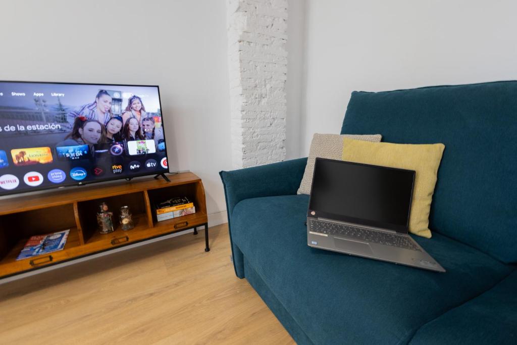 TV a/nebo společenská místnost v ubytování FLORIT FLATS - The Ruzafa Apartment
