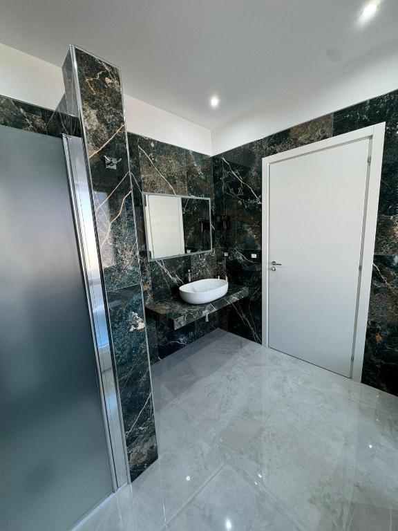Koupelna v ubytování Nuance Suite & Rooms